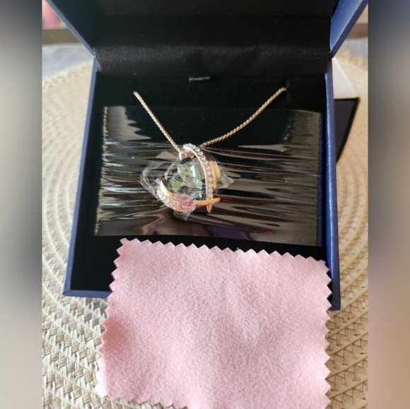 NWOT Love Heart Pendant Neckless - Picture 7 of 8